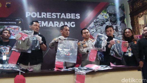 Polrestabes Semarang jumpa pers kasus pembunuhan dan perampokan dengan korban driver taksi online, Selasa (25/7/2023).