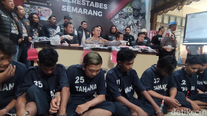 Polrestabes Semarang jumpa pers kasus pengeroyokan berujung korban tewas, Selasa (25/7/2023).