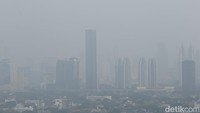 Pemandangan tebalnya polusi udara juga dapat dilihat dengan kasat mata.