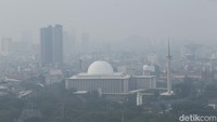 Nampak langit Jakarta putih tertutup polusi udara.