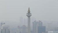 Suasana Jakarta difoto dari atas gedung Perpusnas terlihat samar karena polusi udara sore ini, Selasa (25/7/2023).