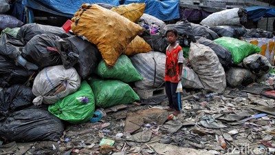 Potret Kehidupan Anak-anak di Pemukiman Kumuh Cilincing