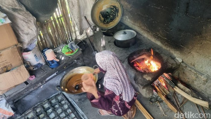 Proses pembuatan gula Jawa berbahaya baku nira di Padukuhan Butuh Kidul, Kalurahan Triwidadi, Kapanewon Pajangan, Kabupaten Bantul, Selasa (25/7/2023).