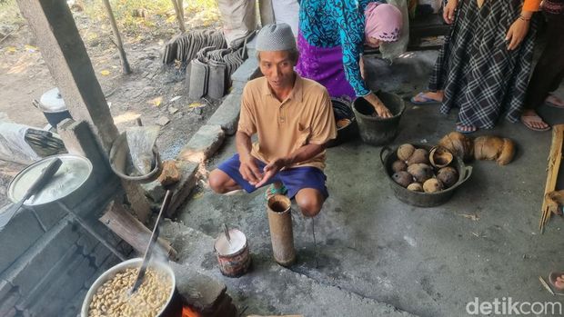 Proses pembuatan gula Jawa berbahaya baku nira di Padukuhan Butuh Kidul, Kalurahan Triwidadi, Kapanewon Pajangan, Kabupaten Bantul, Selasa (25/7/2023).