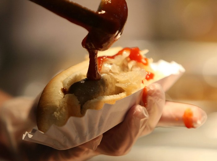 Proses Pembuatan Sosis Hot Dog Bikin Foodies Geli, Begini Kata Mereka