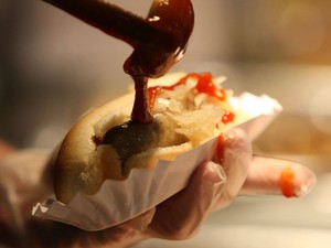 Proses Pembuatan Sosis Hot Dog Bikin Foodies Geli, Begini Kata Mereka