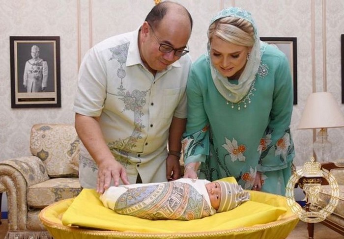 Putra Mahkota Kelantan Tengku Muhammad Faiz Petra dan istri bulenya Yang Mulia Che Puan Mahkota Sofie Louise Johansson