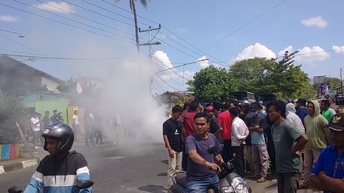 Ratusan warga Desa Wawonduru, Kecamatan Woja, Dompu, Nusa Tenggara Barat (NTB), mengamuk dan melempari kantor PT Eka Rangga Pratama, pada Selasa (25/7/2023).