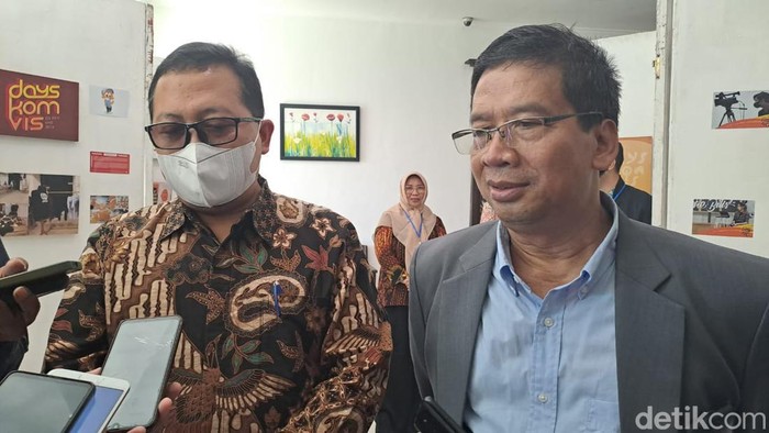 Rektor UNS Jamal Wiwoho (kanan) di temui di UNS Inn, Selasa (25/7/2023).