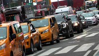 Soal kemacetan, setiap hari ada 700.000 mobil, taksi, dan truk yang memasuki Lower Manhattan. Itu salah satu daerah tersibuk di dunia dengan kemacetan terparah di Amerika Serikat. Perjalanan mobil rata-rata 11 KPJ.  