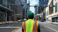 Dalam praktiknya, ini berfungsi seperti tol lainnya. Tapi karena secara khusus membebankan biaya kepada orang yang mengemudi di daerah padat lalu lintas di 60th street di Manhattan. Kebijakan ini akan menjadi program pertama dari jenisnya di Amerika Serikat. Pemerintah mematok tarif kemacetan mulai dari USD 9 hingga USD 23 selama jam sibuk. Aturan itu akan berlaku musim semi mendatang.