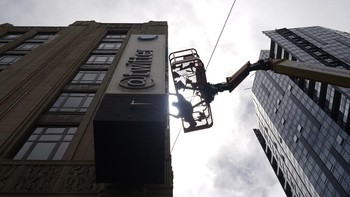 Elon membunuh merek Twitter dan burung birunya sebagai upaya mengubah medsos itu menjadi sesuatu yang benar-benar miliknya. Visi Musk untuk X adalah mirip dengan WeChat, aplikasi super yang dapat dipakai untuk hiburan serta membeli barang dan jasa secara online, selain memposting pembaruan dan mengirim pesan. AP/Godofredo A. Vásquez  