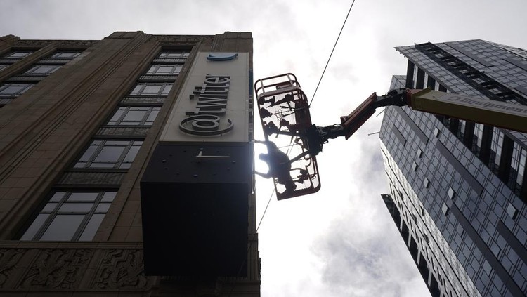 Resmi Ganti Logo, Papan Nama Twitter Mulai Dicopot dari Kantor Pusat A workman removes characters from a sign on the Twitter headquarters building in San Francisco, Monday, July 24, 2023. Elon Musk has unveiled a new