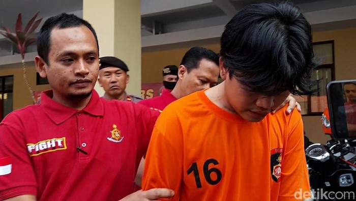 Rilis kasus bentrok geng motor di Pantura Brebes, Selasa (25/7/2023). Tiga orang ditangkap, dua di antaranya masih bocah.