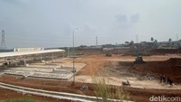 Pantauan detikcom, Selasa (25/7/2023), pukul 10.31 WIB terlihat bangunan sudah diratakan dengan tanah. Gundukan tanah yang semula sejajar seukuran gerbang tol kini sudah tinggal sisa gundukan kecil (Foto: Devi Puspitasari/detikcom)