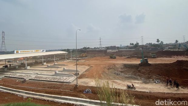 Rumah di tengah proyek Tol Cijago sudah dibongkar