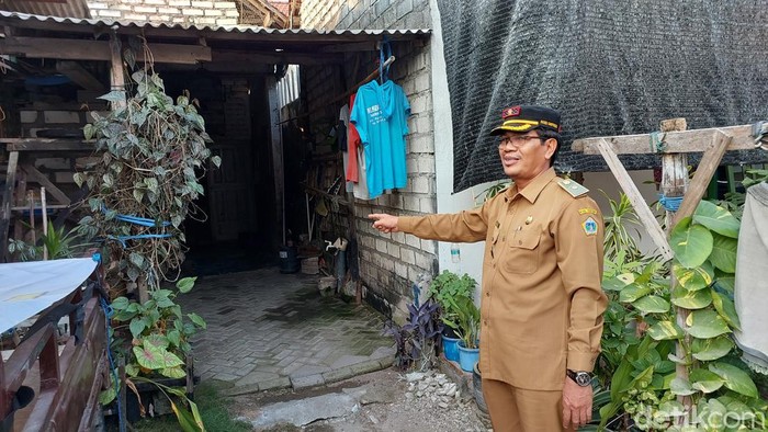 Rumah ini memiliki ruang tamu di Gresik, namun dapurnya masuk Kabupaten Lamongan