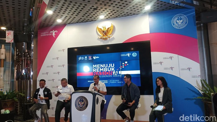 Menparekraf Sandiaga Uno membahas Hari Ekonomi Kreatif Nasional di The Weekly Press Briefing.