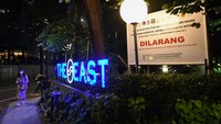 Papan pengumuman penyitaan aset oleh Satuan Tugas Penanganan Hak Tagih Negara Dana Bantuan Likuiditas Bank Indonesia (Satgas BLBI) terpasang di kompleks gedung The East Tower, Kuningan, Jakarta, Senin (24/7/2023). 