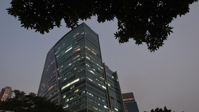 Papan pengumuman penyitaan aset oleh Satuan Tugas Penanganan Hak Tagih Negara Dana Bantuan Likuiditas Bank Indonesia (Satgas BLBI) terpasang di kompleks gedung The East Tower, Kuningan, Jakarta, Senin (24/7/2023). Satgas BLBI menyita aset obligor Bank Asia Pacific Setiawan Harjono dan Hendrawan Haryono yang diestimasi bernilai Rp786 miliar tersebut sebagai upaya mendapatkan kembali dana BLBI yang telah dikucurkan kepada bank pada saat terjadi krisis moneter. ANTARA FOTO/Aditya Pradana Putra/aww.