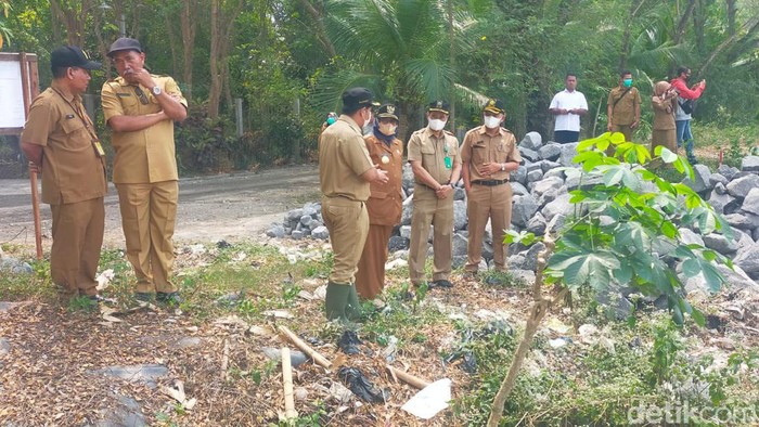 Sejumlah pejabat Pemkab Kulon Progo saat mengcek proses perluasan TPA Banyuroto di Nanggulan, Kulon Progo, DIY, Selasa (25/7/2023).