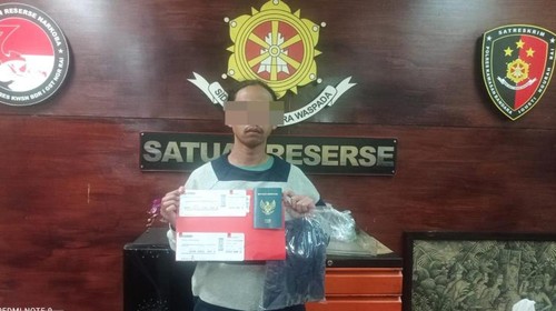 Seorang penumpang maskapai Emirates EK 368 berinisial ZPE dibekuk lantaran membawa biji ganja saat tiba di Terminal Kedatangan International Bandara I Gusti Ngurah Rai, Bali. (Istimewa)