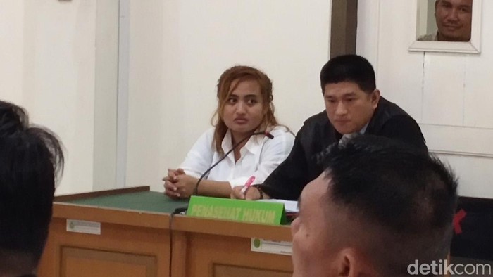 Lina Mukherjee dikenakan pasal UU ITE atas konten makan babi dengan bismillah.