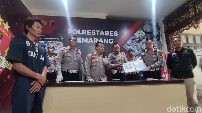 Sopir truk bernama Anton Budi Sutiono usai ditetapkan sebagai tersangka terkait kecelakaan di turunan Jatibarang, Semarang.