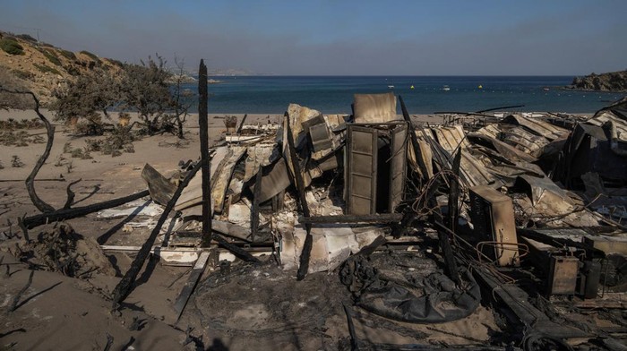 A destroyed beach bar at the beach of Glystra, as a wildfire burns on the island of Rhodes, Greece, July 24, 2023. REUTERS/Nicolas Economou