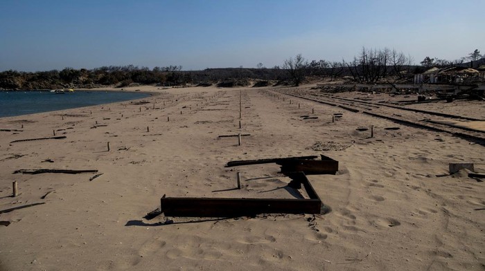 Tandusnya Pulau Wisata di Yunani Setelah Dilalap Kebakaran Hutan A destroyed beach bar at the beach of Glystra, as a wildfire burns on the island of Rhodes, Greece, July 24, 2023. REUTERS/Nicolas Economou