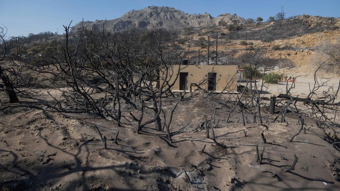 Tandusnya Pulau Wisata di Yunani Setelah Dilalap Kebakaran Hutan A destroyed beach bar at the beach of Glystra, as a wildfire burns on the island of Rhodes, Greece, July 24, 2023. REUTERS/Nicolas Economou