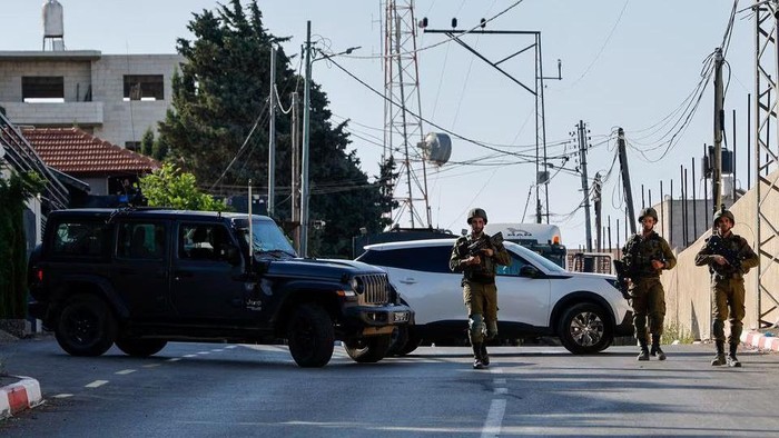 Israeli troops inspect the scene where, according to an Israeli military statement and Army Radio, three Palestinians who fired at Israeli forces were killed by Israeli troops, in Nablus, in the Israeli-occupied West Bank July 25, 2023. REUTERS/Raneen Sawafta