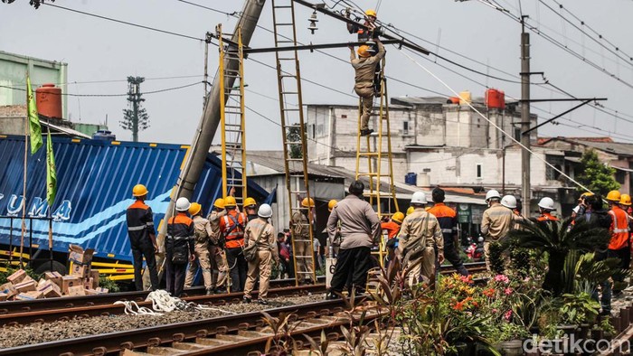 Tiang LAA Rel Pondok Ranji-Kebayoran Diperbaiki Ditabrak Truk Tiang listrik arus atas (LAA) diperbaiki usai kecelakaan truk di lokasi. Kini, satu jalur rel Pondok Ranji-Kebayoran sudah bisa dilintasi KRL.