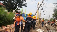 Tiang LAA ini miring imbas tertabrak truk barang.  