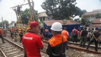 Kerusakan tiang LAA ini sempat menyebabkan perjalanan KRL Pondok Ranji-Kebayoran terganggu.  