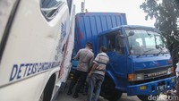 Kecelakaan diduga sopir truk yang salah jalan, kemudian berputar balik dan truk lepas kontrol sehingga menabrak tiang.  
