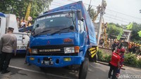 Sedangkan, proses evakuasi truk masih berlanjut.  