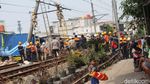 Tiang LAA Rel Pondok Ranji-Kebayoran Diperbaiki Usai Ditabrak Truk