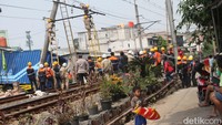 Kecelakaan terjadi pada pagi ini sekitar pukul 08.00 WIB.  