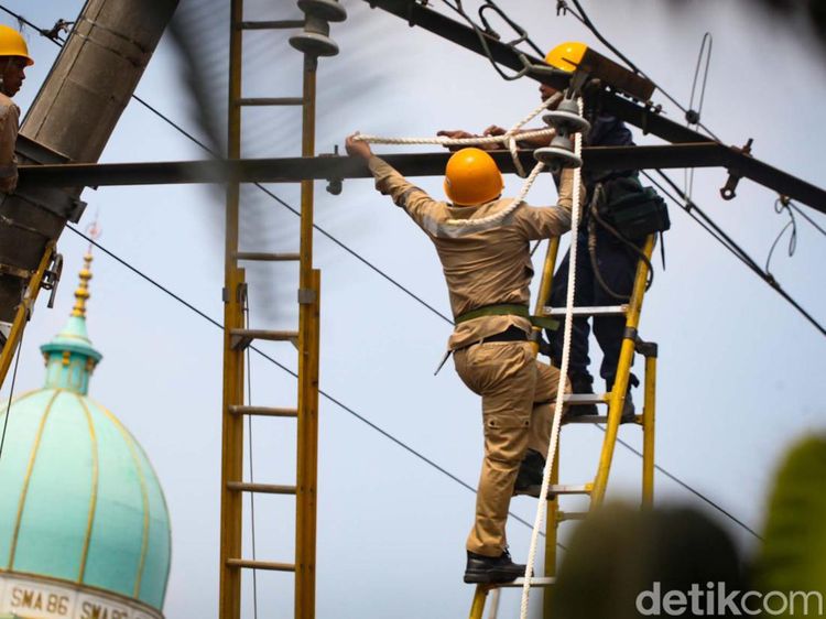 Tiang LAA Rel Pondok Ranji-Kebayoran Diperbaiki Usai Ditabrak Truk