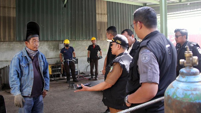 Timpora Razia Tenaga Kerja Asing di Dumai Sejumlah tenaga kerja memasuki kantor perusahaan saat digelarnya razia tenaga kerja asing di Kawasan Berikat Lubuk Gaung Dumai, Riau, Selasa (25/7/2023). Otoritas keimigrasian dan Tim Pengawasan Orang Asing (Timpora) Dumai menggelar razia tenaga kerja asing di sejumlah perusahaan yang beroperasi di kawasan tersebut untuk mengevaluasi informasi tentang tenaga kerja itu serta menyelesaikan permasalahan dan keberadaannya.