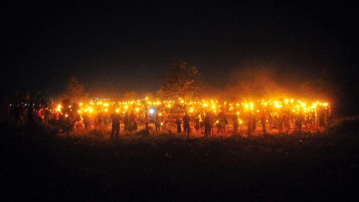 Warga berdoa bersama saat mengikuti tradisi Lamporan di bukit Alang-alang Pegunungan Kendeng, Desa Kedumulyo, Sukolilo, Pati, Jawa Tengah, Senin (24/7/2023). Tradisi yang digelar para petani pada bulan Sura tersebut selain sebagai ungkapan syukur kepada Tuhan YME atas panen yang melimpah, juga sebagai simbol untuk tolak bala hama pertanian serta bentuk penolakan pada kebijakan pemimpin yang merugikan petani. ANTARA FOTO/Yusuf Nugroho/rwa.