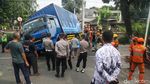 Truk Tabrak Tiang Depan SMAN 86 Jakarta Bikin Perjalanan KRL Terganggu