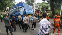 Petugas gabungan turun ke lokasi kecelakaan.  