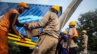 Muatan truk dievakuasi petugas terlebih dahulu.  