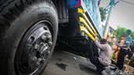 Truk Tabrak Tiang Depan SMAN 86 Jakarta Bikin Perjalanan KRL Terganggu