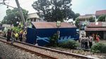 Truk Tabrak Tiang Depan SMAN 86 Jakarta Bikin Perjalanan KRL Terganggu