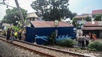Tiang listrik aliran atas yang ditabrak truk itu menghalangi lintas jalur rel sehingga KRL tidak bisa melintas.  
