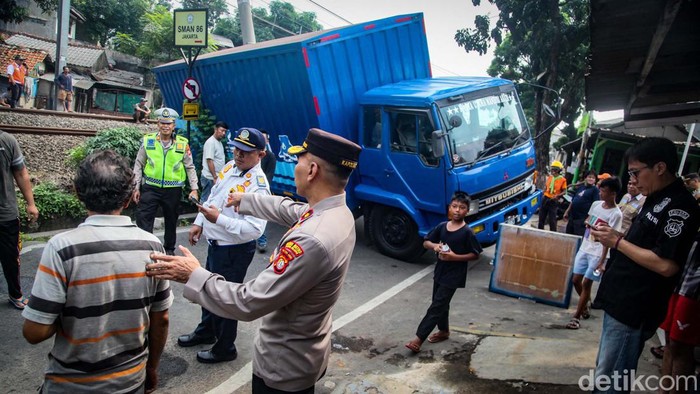 Truk Tabrak Tiang Depan SMAN 86 Jakarta Bikin Perjalanan KRL Terganggu Truk menabrak tiang listrik aliran atas (LAA) di depan SMAN 86 Jakarta antara Stasiun Pondok Ranji dan Kebayoran. Akibatnya, perjalanan KRL terganggu.