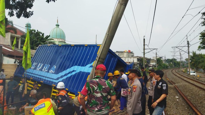 Truk tabrak tiang listrik lintas atas KRL di Bintaro (Kurniawan-detikcom)